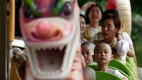 Saatnya naik wahana naga di taman hiburan itu (Foto: Dok. REUTERS/Kim Hong-Ji)
