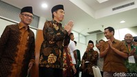 Dalam acara itu, Rektor Uhamka, Suyatno, menggoda Jokowi untuk membangun rusun sebagai fasilitas dakwah Muhammadiyah.
