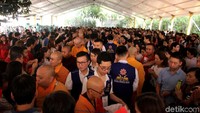 Sejumlah biksu mengelilingi umat dalam prosesi Pindapatta.