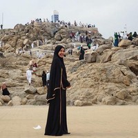 Busana serba hitam juga menjadi pilihan Laudya Cynthia Bella. Bintang film Surga Yang Tak Dirindukan itu memadukan gamis hitamnya dengan khimar hitam. Foto: Dok. Instagram