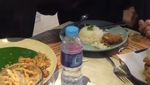 Pose Keren Ustaz Riza Muhammad Saat Makan Pindang dan Minum Jus