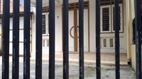 Artidjo menempati kontrakan itu hingga 2009, saat ia mendapat jatah unit apartemen khusus buat pejabat negara di Kemayoran.