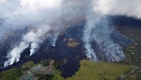 Lava mendekati Pun Geothermal Venture, kiri bawah, di Perkebunan Leilani dekat Pahoa, Hawaii, AS, 28 Mei 2018. (Foto: Dok. REUTERS/Marco Garcia)
