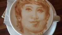 Sluuurp! Secangkir kopi dengan latte art bergambar wajah Aden siap diseruput. Mirip nggak nih gambar latte artnya? Foto: instagram @adenbajaj