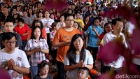 Penampakan ribuan umat Budha yang melakukan perayaan Waisak di Wihara Ekayana Arama, Jakarta Barat, Selasa (29/5/2018).
