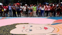 Thangka memang dilukis dengan karakter-karakter suci (Foto: Dok. REUTERS/Lai Seng Sin)