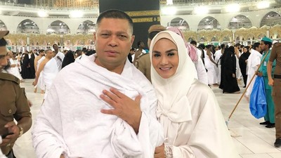 Adu Gaya Artis Saat Umrah: KD Tampil Glamour, Nagita Pilih Simpel