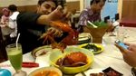 Pose Keren Ustaz Riza Muhammad Saat Makan Pindang dan Minum Jus