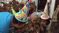 Bersama saudara-saudaranya, Aden merayakan ulang tahun keponakannya. Seru karena semua ikutan tiup lilin. Foto: instagram @adenbajaj