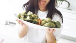 10 Pose Karen Vendela, Si Cantik Pacar Boy William Saat Makan