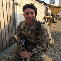 Meski usianya terbilang masih muda, sang pangeran punya segudang prestasi. Selain berpangkat letnan, ia juga lulusan Universitas Georgetown di Washington DC dengan Jurusan Politik. Tak hanya itu, Al-Hussein juga menjadi orang termuda yang memimpin rapat Dewan Keamanan pada 2015. Talking about high-quality jomblo yah... Foto: Instagram