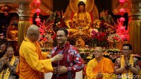 Anies disambut dengan sangat ramah di Wihara.