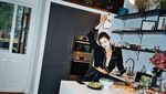 Begini 10 Gaya Seksi Dua Lipa Saat Nikmati Makanan Enak