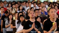 Mereka terus memanjatkan doa.