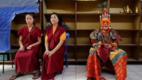 Dua orang umat Buddha ikut menyaksikan dibentangkannya thangka (Foto: Dok. REUTERS/Lai Seng Sin)