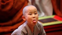 Kegiatan menjadi biarawan cilik ini dalam rangka menyambut hari raya Waisak (Foto: Dok. REUTERS/Kim Hong-Ji)