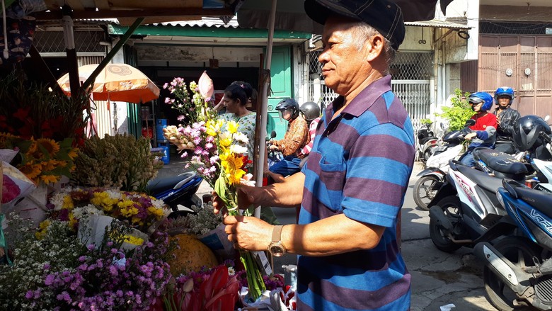 Waisak di Petak Sembilan Bunga  Dewi  Kwan  Im  Jadi Buruan 