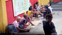 Penampakan sejumlah pengemis yang berkumpul di depan Wihara Dharma Bhakti, Petak Sembilan, Jakarta, Selasa (29/5/2018).