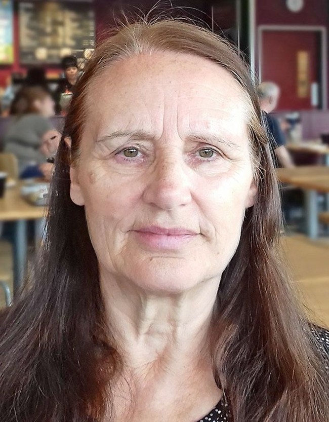 Wanita bernama Mavis yang sudah berusia 67 tahun ini juga tampak sangat berbeda dalam foto setelah didandani oleh Chrissy dan timnya. Foto: Dok. Dollhouse Photography