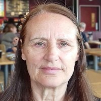 Wanita bernama Mavis yang sudah berusia 67 tahun ini juga tampak sangat berbeda dalam foto setelah didandani oleh Chrissy dan timnya. Foto: Dok. Dollhouse Photography