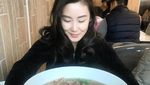 10 Pose Karen Vendela, Si Cantik Pacar Boy William Saat Makan