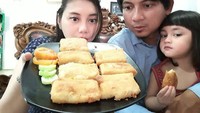 Lewat akun instagramnya @adenbajaj, ia sering memamerkan pose bersama makanan. Seperti foto bersama keluarga kecilnya ini saat menikmati sepiring risoles. Foto: instagram @adenbajaj