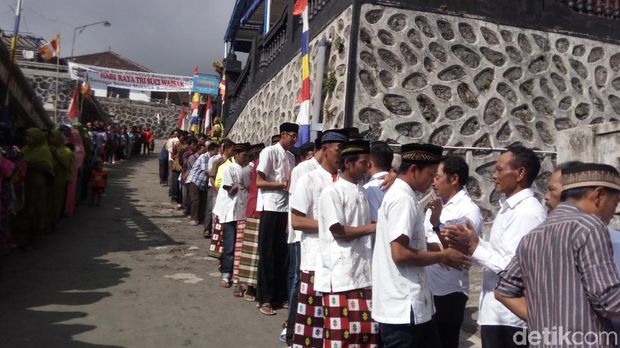 Di Desa Ini, Muslim dan Nasrani Datangi Vihara Ucapkan Waisak