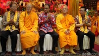 Anies mengatakan dirinya sengaja datang setelah acara puja bakti Waisak selesai dilaksanakan. Tujuannya agar tidak mengganggu peribadatan.