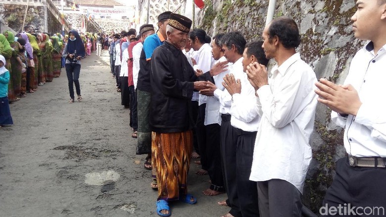 Di Desa Ini, Muslim dan Nasrani Datangi Vihara Ucapkan Waisak