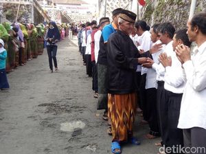 Di Desa Ini, Muslim dan Nasrani Datangi Vihara Ucapkan Waisak