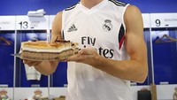 Wajahnya ceria di hari ulang tahun, diberi kue ulang tahun dari klubnya Real Madrid. Foto: Instagram @garethbale11