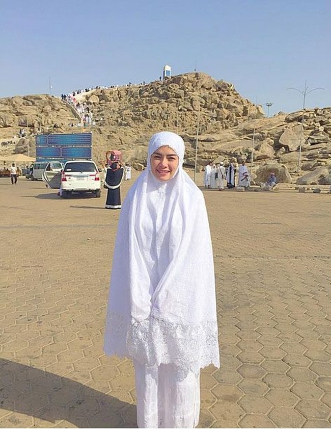 Artis Nikita Mirzani yang biasanya tampil seksi, terlihat menutup seluruh auratnya saat umrah. Nikita memakai busana serba putih. Dia terlihat mengenakan rok putih dan mukena putih ketika mengunjungi Jabal Rahmah, Mekkah. Foto: Dok. Instagram