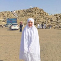 Artis Nikita Mirzani yang biasanya tampil seksi, terlihat menutup seluruh auratnya saat umrah. Nikita memakai busana serba putih. Dia terlihat mengenakan rok putih dan mukena putih ketika mengunjungi Jabal Rahmah, Mekkah. Foto: Dok. Instagram
