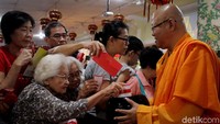 Ritual Pindapatta juga dilakukan di Wihara Ekayana Arama.