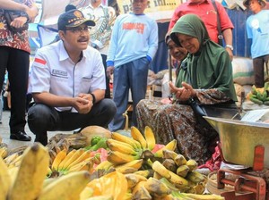 Sambil Belanja, Gus Ipul juga Pantau Harga di Pasar Magetan