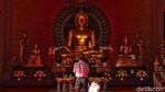 Umat Budha di Jakut Lakukan Ritual Pindapatta