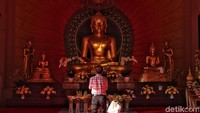 Beberapa dari mereka memanjatkan doa di dalam vihara.