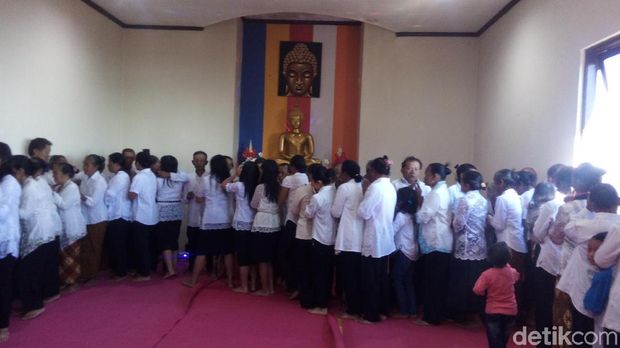 Di Desa Ini, Muslim dan Nasrani Datangi Vihara Ucapkan Waisak