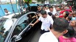 Dari dalam Mobil, Jokowi Bagikan Hadiah ke Warga Ciracas