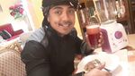 Pose Keren Ustaz Riza Muhammad Saat Makan Pindang dan Minum Jus