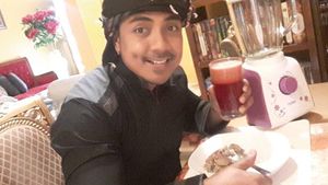 Pose Keren Ustaz Riza Muhammad Saat Makan Pindang dan Minum Jus