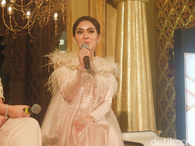 Penyanyi Syahrini telah mengungkap gaya Lebarannya. Inces, begitu sapaan akrabnya akan tampil dengan makeup yang natural tapi tetap cetar. Foto: Kiki/Wolipop