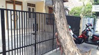 Dari kontrakan itu, Artidjo menggunakan bajaj ke kantornya di Jalan Medan Merdeka Utara. Hingga akhirnya 2007 ia membeli sebuah mobil Chevrolet Spark.
