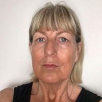 Tricia yang telah berumur 60 tahun ini juga berubah dratis lewat tangan Chrissy Sparks sang fotografer. Foto: Dok. Dollhouse Photography