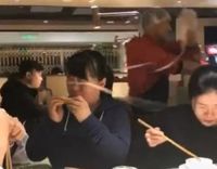 Waduh! Wanita Ini Tak Sengaja Tertampar Gulungan Mie di Restoran