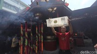 Ada juga yang melepas burung pipit di depan Wihara.