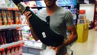 Ho..ho..ho..Gareth bawa 1 buah Jamon ham! Katanya mau dimakan sendiri untuk manjakan diri. Foto: Instagram @garethbale11
