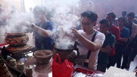 Sejumlah umat bersembahyang untuk merayakan Tri Suci Waisak 2562 BE/2018.