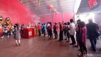 Sejak pagi umat berdatangan ke Wihara Dharma Bhakti.