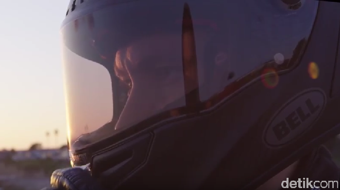Bell Helmets meluncurkan helm yang inovatif dengan sistem yang dinamakan ProTint. ProTint merupakan kaca helm fotochromatic pertama milik Bell Helmets.
